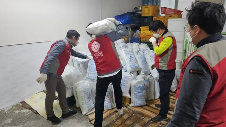 롯데건설 샤롯데봉사단이 시설 개선 봉사활동을 하고 있다. (사진. 롯데건설)