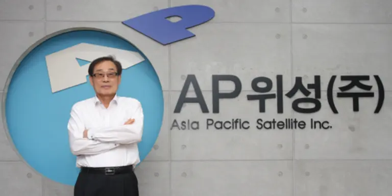  *류장수 AP위성 회장. 국방과학연구소(ADD)에서 미사일 개발을 한 데 이어 한국항공우주연구원에서 국내 최초의 실용위성인 아리랑1호 총괄책임을 맡은 뒤 2000년 현대전자(현재 SK하이닉스)의 위성사업부 출신 연구원들과 함께 AP위성을 창업했다.