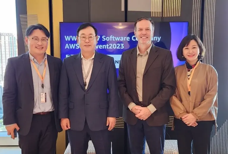 더존비즈온이 AWS 리인벤트(re:Invent) 2023에서 ‘글로벌 고성장가능기업’ 27곳에 선정된 가운데, 프리미엄 프로그램에 초대된 더존비즈온 이강수 사장(사진 왼쪽 두 번째)이 기념촬영을 하고 있다.