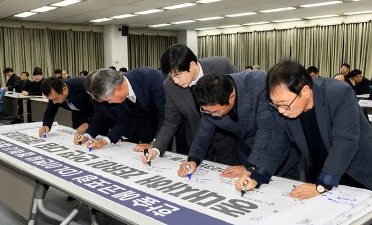 DL이앤씨 협력사 협의체인 한숲에코포럼이 주최한 안전결의대회에서 협력사 대표들이 안전 메시지를 작성하고 있다.(사진제공. DL이앤씨)