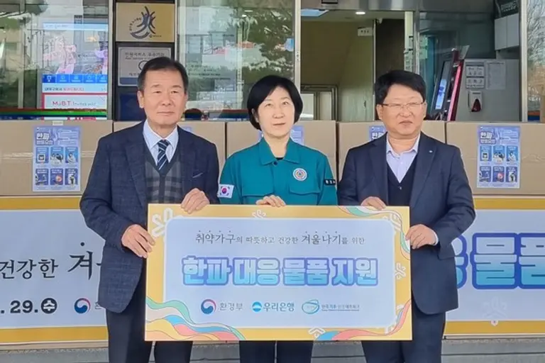 한화진 환경부장관(가운데), 우리은행 송용섭 대전충청남부영업본부장(오른쪽), 이우균 한국기후ㆍ환경네트워크 상임대표가 기념촬영을 하고 있다.