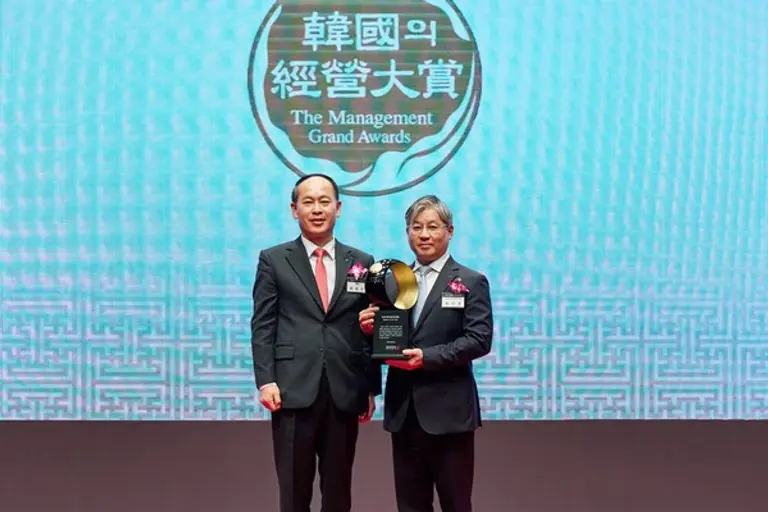 HDC현대산업개발은 5일 서울 중구 신라호텔에서 열린 2023 한국의경영대상에서 지속가능성보고서 부문 ’Report of the Year’에 선정됐다. (사진 왼쪽부터) 최권석 한국능률협회 부회장, 최익훈 HDC현대산업개발 대표이사 (사진제공. HDC현대산업개발)