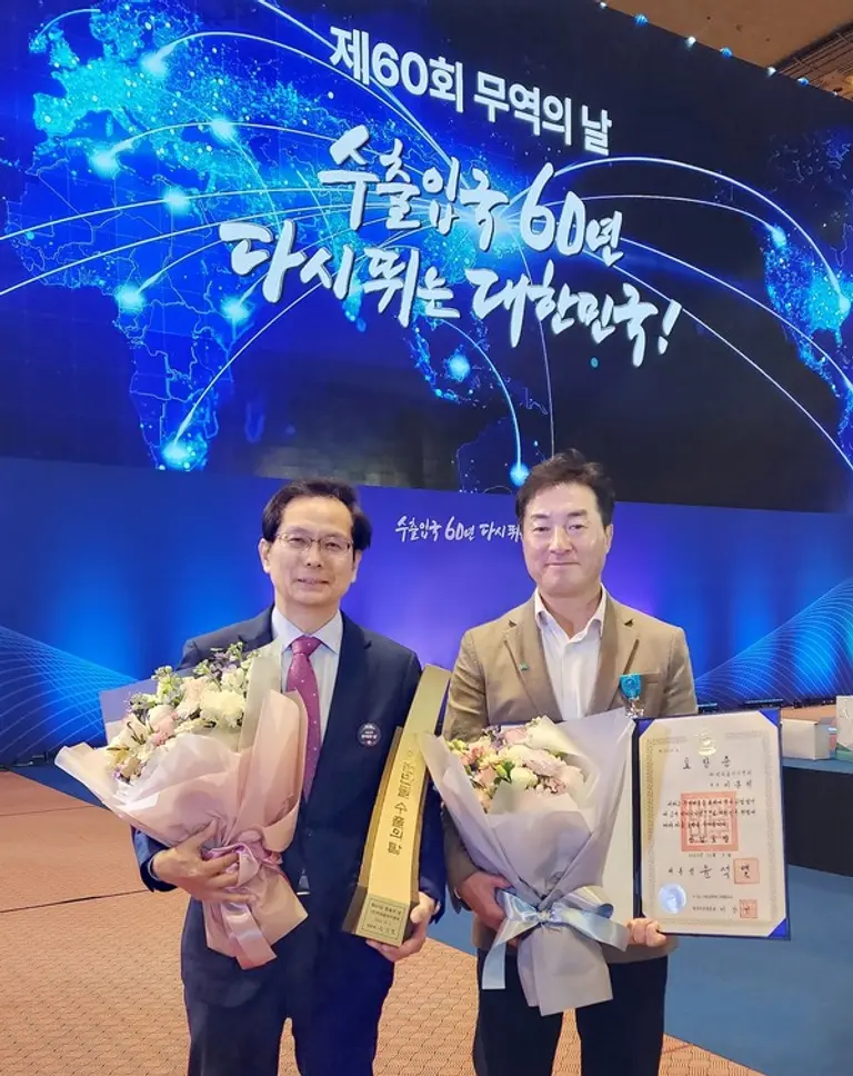 이천만불 수출의탑을 수상 한 강석립 대표이사(좌), 산업포장을 수상한 이종원 전략마케팅실장(전무)