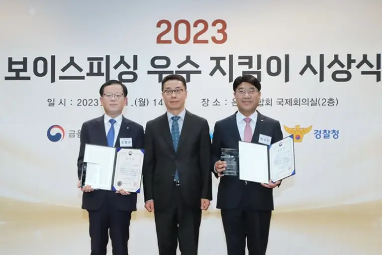 왼쪽부터 우리은행 조병규 은행장, 중소벤처기업부 원영준 소상공인정책실장이 기념촬영을 하고 있다.