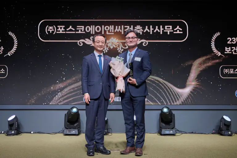 포스코A&C가 2023 건강친화기업 인증제도 성과대회에서 보건복지부장관상을 수상했다. 백충현 포스코A&C 안전보건그룹장(오른쪽)이 전병왕 보건복지부 보건의료정책실장과 기념촬영하고 있다. (사진제공. 포스코A&C)