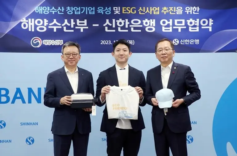 이민재 쿨베어스 대표가 친환경 소재 티셔츠를 들고 있다. 왼쪽부터 정상혁 신한은행장, 이민재 쿨베어스 대표, 조승환 해양수산부 장관이다. [출처: 신한은행]