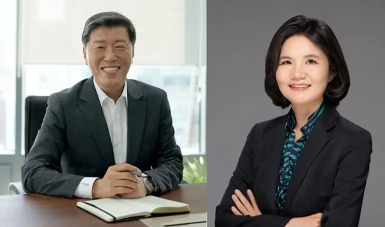 성회용 태광산업 대표이사(왼쪽)과 이충효 티캐스스 상무보 (사진제공. 태광그룹)