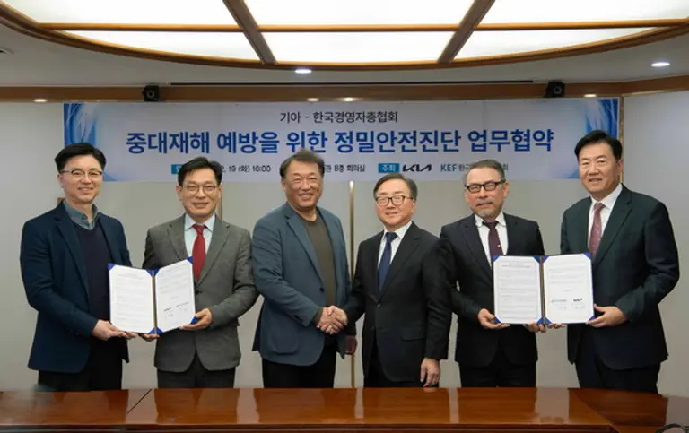 (왼쪽부터) 조정현 기아 상무, 류경희 고용노동부 산업안전보건본부장, 최준형 기아 대표이사(CSO), 이동근 경총 상근부회장, 함병호 한국교통대 교수, 류기정 경총 총괄전무