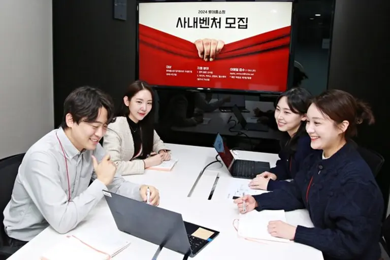 롯데홈쇼핑은 신사업 육성을 위한 사내벤처를 운영하고, 아이디어 토론 제도를 도입하는 등 임직원 아이디어를 활용한 미래 먹거리 발굴에 나선다.