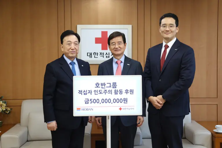 호반그룹이 대한적십자사에 5억원을 기부했다. 왼쪽부터 김철수 대한적십자사 회장, 김선규 호반그룹 회장, 김대헌 호반그룹 기획총괄사장 (사진제공. 호반그룹)