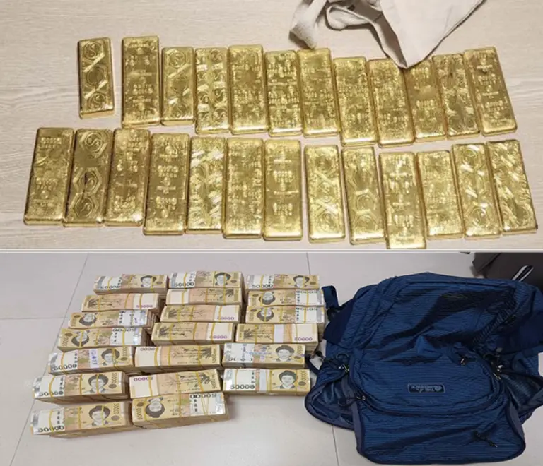 BNK경남은행 투자금융부장 이 모 씨의 오피스텔 3곳에서 나온 골드바와 돈 다발. [출처: 서울중앙지검]