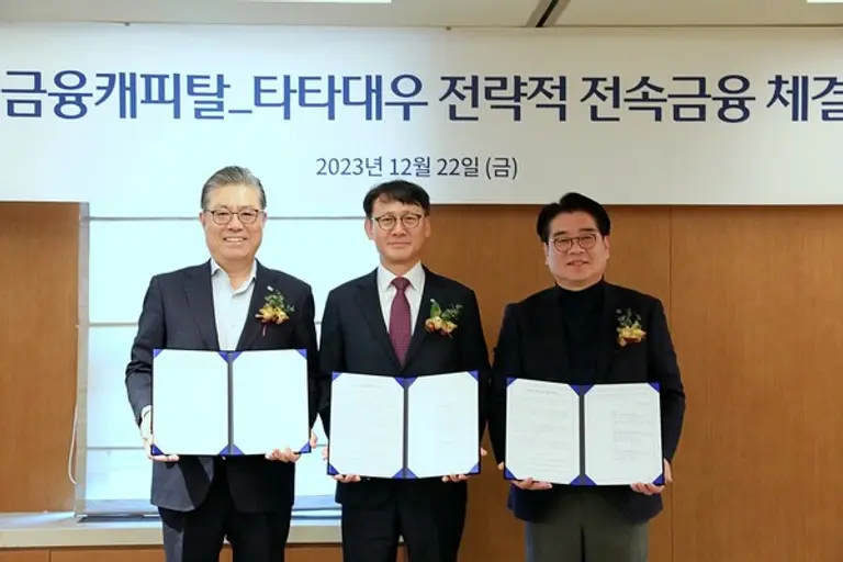 우리금융캐피탈은 지난 22일 타타대우상용차와 전략적 전속금융 제휴계약을 체결했다. (왼쪽부터) 타타대우상용차 김방신 사장, 우리금융캐피탈 정연기 대표이사, 타타대우상용차판매 김정우 대표이사가 기념촬영을 하고있다.