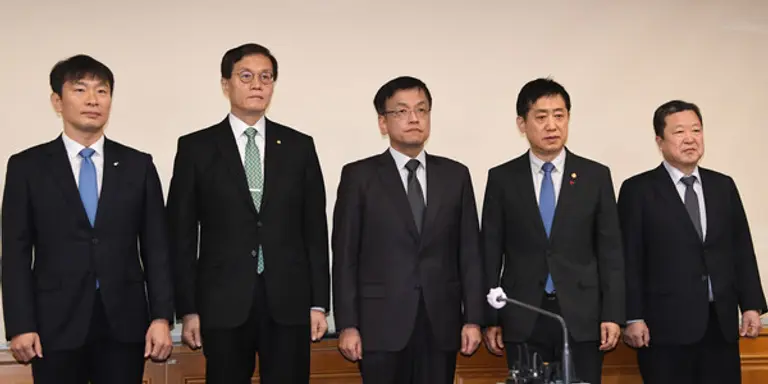 사흘 만에 다시 한 자리에 모인 F4. 왼쪽부터 이복현 금융감독원장, 이창용 한국은행 총재, 최상목 부총리 겸 기획재정부장관, 김주현 금융위원장, 박춘섭 대통령비서실 경제수석이다. [출처: 기획재정부]