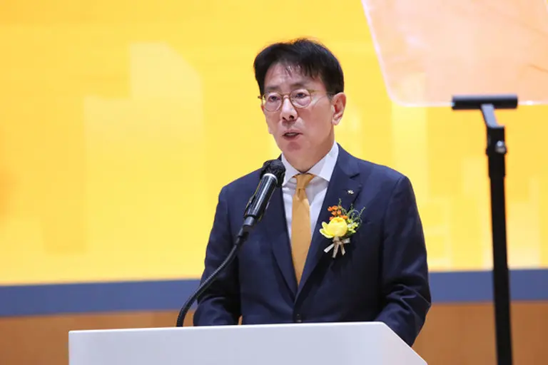 이재근 KB국민은행장이 2일 서울 여의도 KB국민은행 신관에서 열린 시무식에서 임직원에게 신년사를 전했다. [출처: KB국민은행]