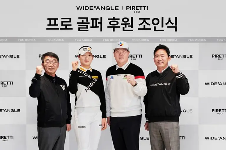 에프씨지코리아는 임성재·방신실 선수와 골프웨어 후원 협약을 맺었다. (사진 왼쪽부터) 에프씨지코리아 지철종 대표, KLPGA 방신실 선수, PGA 임성재 선수, 케이투코리아그룹 정영훈 회장 (사진제공. 와이드앵글)