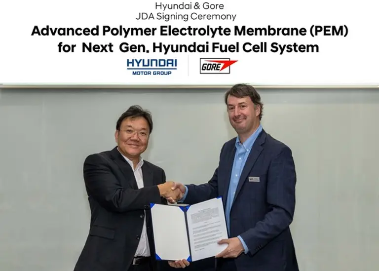 현대차·기아 수소연료전지개발센터장 김창환 전무(왼쪽)와 맷 로사(Matt Rosa) 고어 퍼포먼스 솔루션 부문 리더