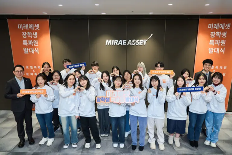 미래에셋박현주재단 전경남 이사(미래에셋증권 사장)와 장학생 특파원들이 함께 기념촬영을 하고 있다.