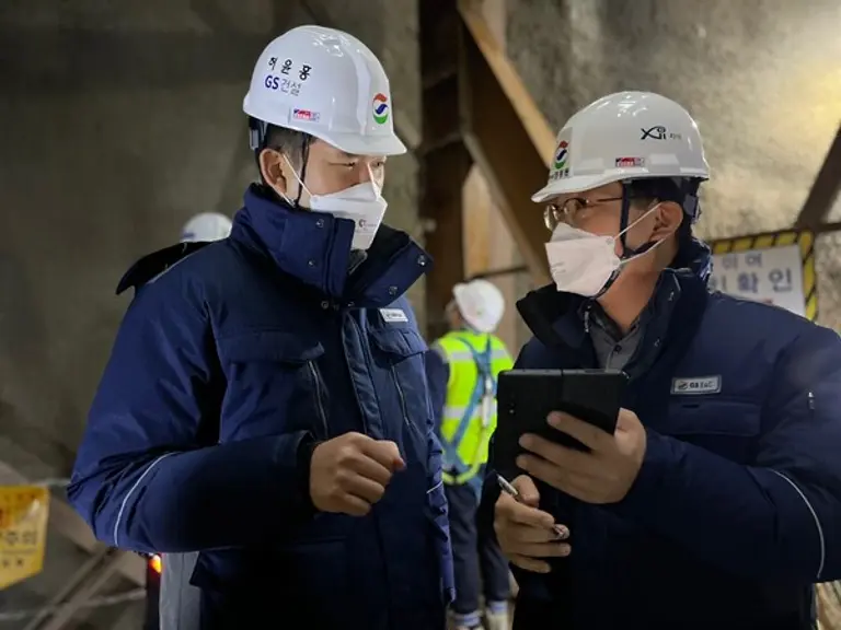 허윤홍 GS건설 대표(사진 왼쪽)가 4일 신림~봉천 터널도로건설공사 현장에서 현장 관계자의 이야기를 청취하고 있다. (사진제공. GS건설)