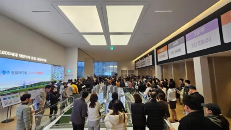 ‘청주 동일하이빌 파크레인 2단지’ 견본주택을 방문한 소비자들(사진 동일토건)