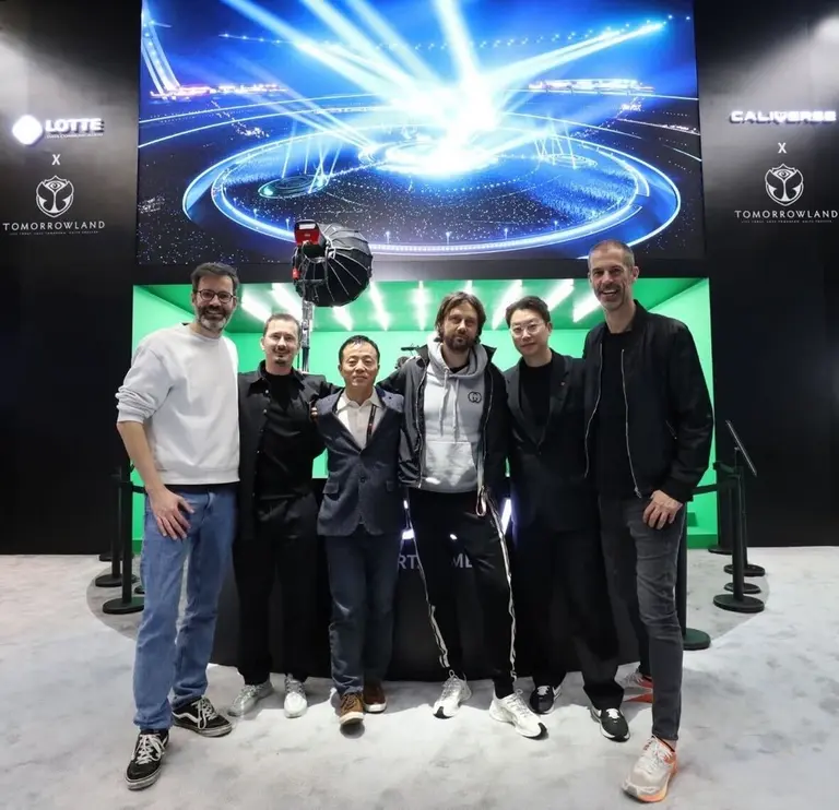 (왼쪽부터) Maarten Veldeman 투머로우랜드 3D 콘텐츠&스테이지디자인 부문장, Philippe Ben Mohammed 투머로우랜드 메타버스 부문장, 고두영 롯데정보통신 대표이사, Michel Beers 투머로우랜드 창립자, 김동규 칼리버스 대표이사, Bruno Vanwelsenaers 투머로우랜드 대표이사