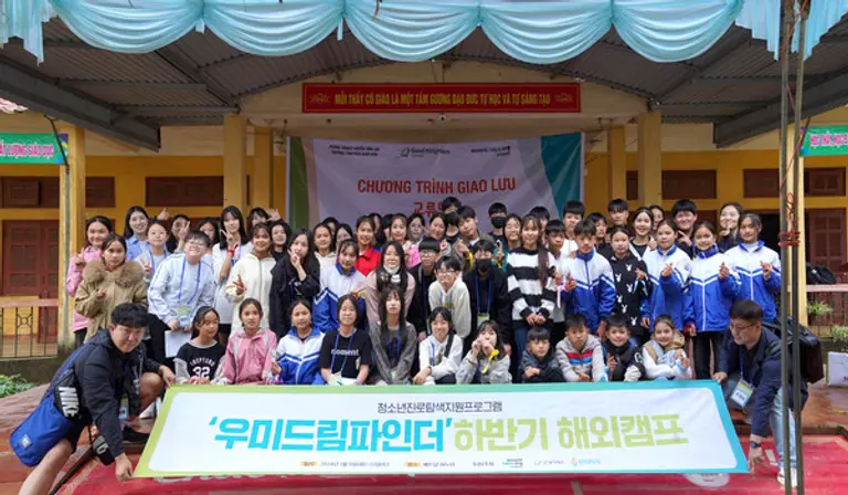우미드림파인더 참가자들이 베트남 현지 학생들과 기념촬영을 하고 있다 (사진제공. 우미희망재단)
