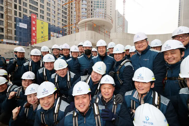 올해 첫 안전점검에 나선 대우건설 백정완 사장과 인천 서구 왕길역 로열파크시티 푸르지오 현장 임직원들이 기념촬영을 하고 있다 (사진제공. 대우건설)