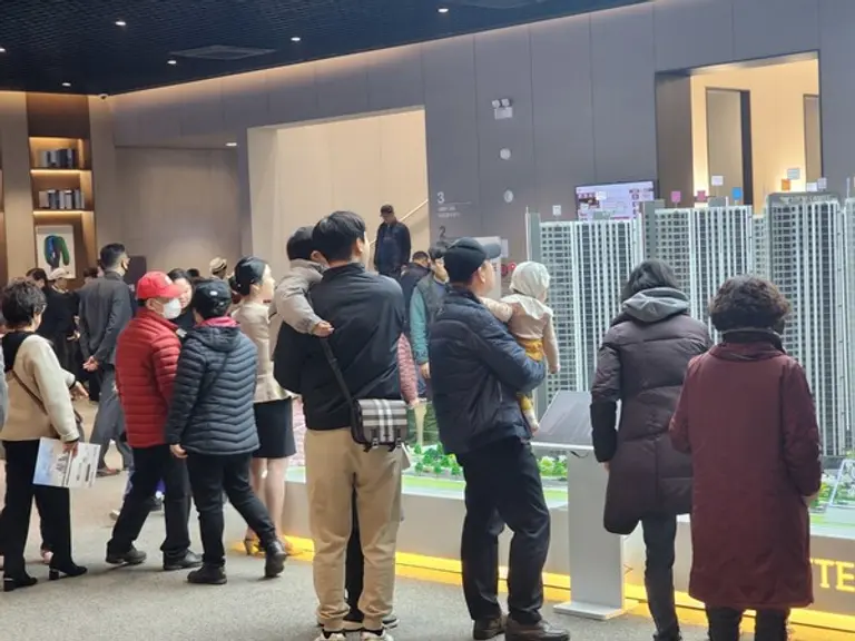 예비 청약자들이 안산 롯데캐슬 시그니처 중앙 견본주책을 둘러보고 있는 모습 (사진제공. 롯데건설)