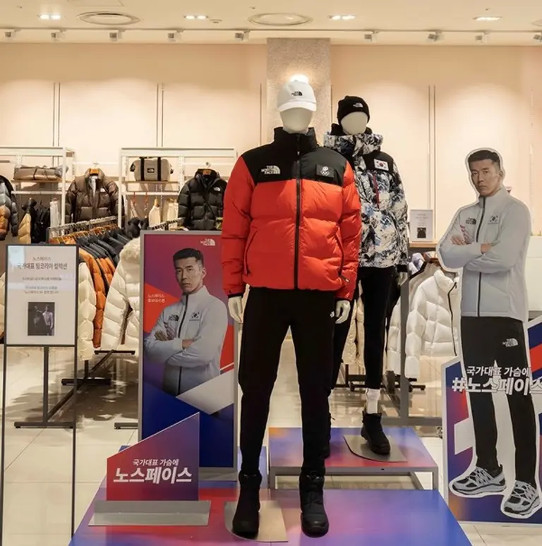 노스페이스가 롯데백화점과 협업해 ‘2024 강원 동계청소년올림픽’에 참가하는 대한민국 청소년 국가대표 선수단의 선전을 기원하는 ‘팀코리아 팝업스토어’를 운영한다. (사진제공. 노스페이스)