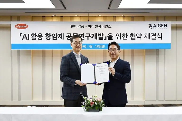 박재현 한미약품 대표(왼쪽)와 강재우 아이젠사이언스 대표가 22일 서울 송파구 한미약품 본사에서 ‘AI 플랫폼 기반 항암신약 연구개발’을 목적으로 한 업무협약을 체결한 뒤 기념촬영을 하고 있다.