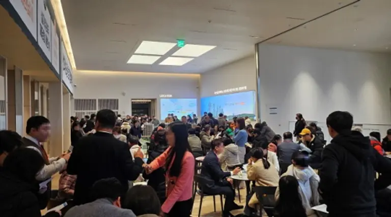 동일토건이 지난 21일 ‘청주 동일하이빌 파크래인2단지’견본주택에서 진행한 선착순 접수에 소비자가 몰리며 뜨거운 인기를 나타냈다.(사진 제공: ㈜동일토건)