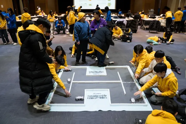 LS드림사이언스클래스 비전캠프에 참여한 초등학생들이 자율주행자동차 AI 미션챌린지 과정을 실습하고 있다. (사진제공. LS그룹)