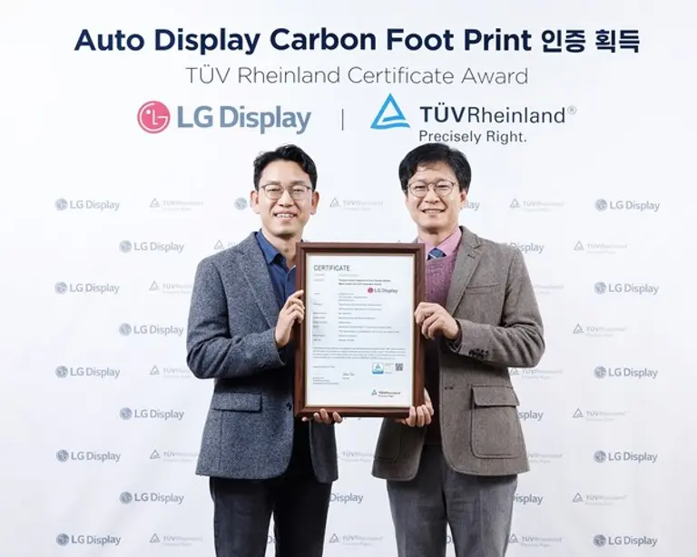 TUV 라인란드 전기전자 사업부 김종만 이사(오른쪽)와 LG디스플레이 권극상 Auto 제품개발1담당(상무)