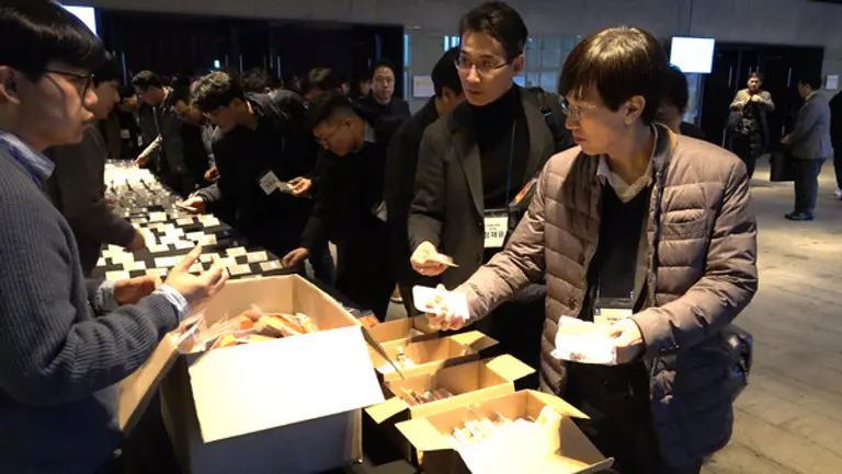 신한투자증권, 해외 아동을 위한 친환경 자가발전 손전등 지원