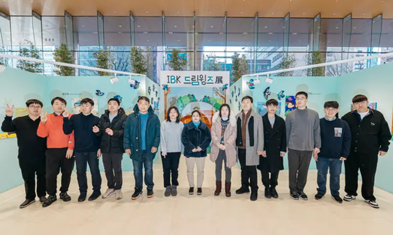 사진은 서울 을지로 기업은행 본점 로비에서 「IBK드림윙즈展」 참여작가들이 기념촬영을 하고 있는 모습