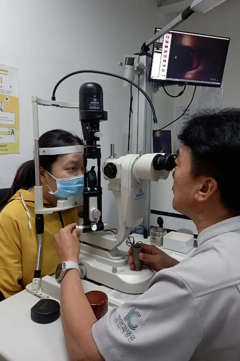 우리루키 프로젝트 협력 병원에 내원한 환자가 눈 검진을 받고 있다.