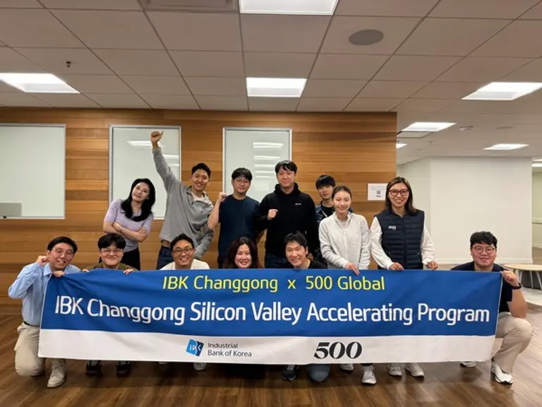 IBK창공 실리콘밸리 1기 프로그램 참여 기업들이 미국 실리콘밸리 500Global 본사에서 기념사진을 찍었다. [출처:IBK기업은행]