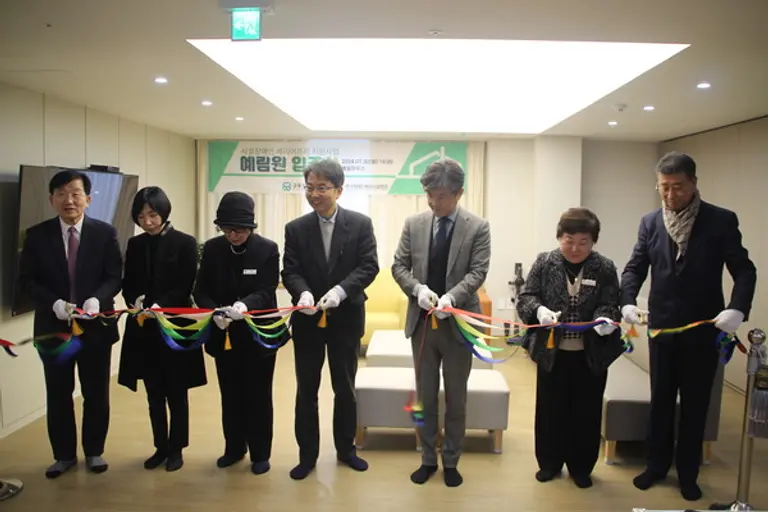 예림원 리모델링 입주식 커팅식 사진. (가운데 좌 박준식 금융산업공익재단 이사장, 가운데 우 정석왕 한국장애인복지시설협회 회장)
