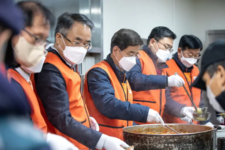 호반그룹 경영진이 떡국 나눔 봉사활동을 하고 있다. 사진 왼쪽에서 두 번째부터 송종민 호반산업 부회장, 김선규 호반그룹 회장, 박철희 호반건설 총괄사장 (사진제공. 호반그룹)