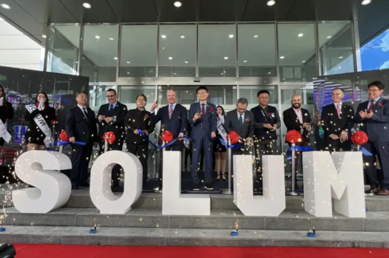 솔루엠은 2일(현지시간) 멕시코 바하칼리포니아주 티후아나시 일원에서 신규 생산법인 준공식을 열었다. 사진은 준공 기념 테이프 커팅 모습.