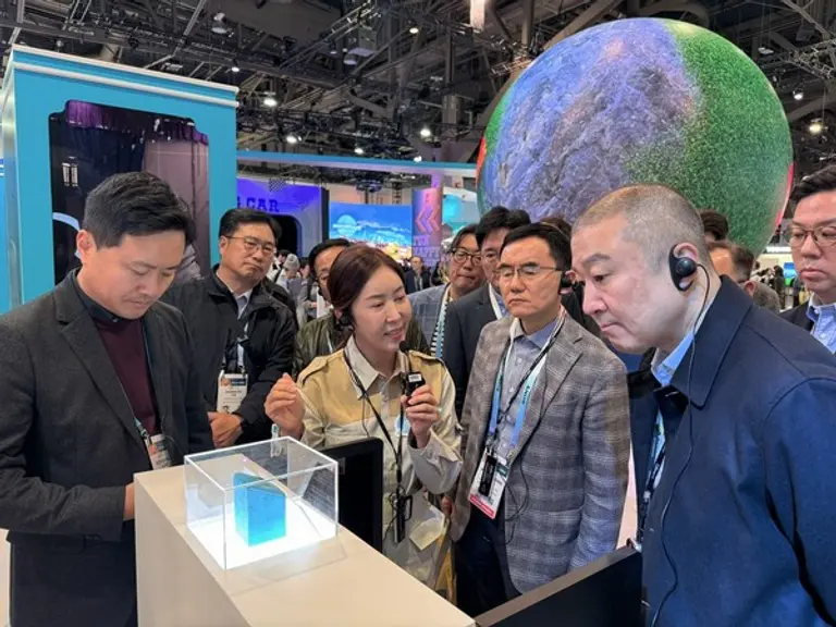 구자은 LS그룹 회장(오른쪽)이 CES 2024에서 SK하이닉스의 고대역폭 메모리(HBM) 관련 전시물을 관람하고 있다. 