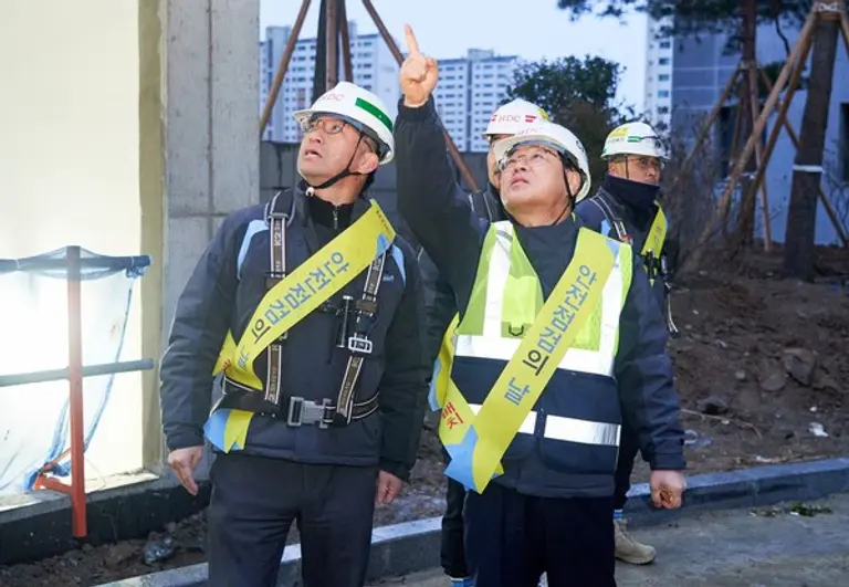 김회언 HDC현대산업개발 대표이사(오른쪽)가 류강선 광주행정아이파크 현장 소장과 현장 안전점검을 하고 있다. (사진제공. HDC현대산업개발)