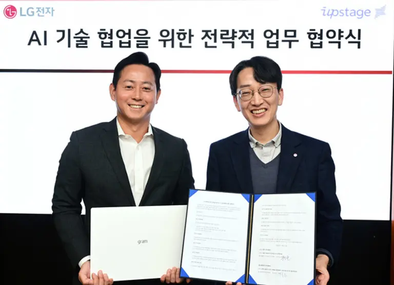 왼쪽부터 업스테이지 최홍준 부사장, LG전자 공혁준 IT CX담당