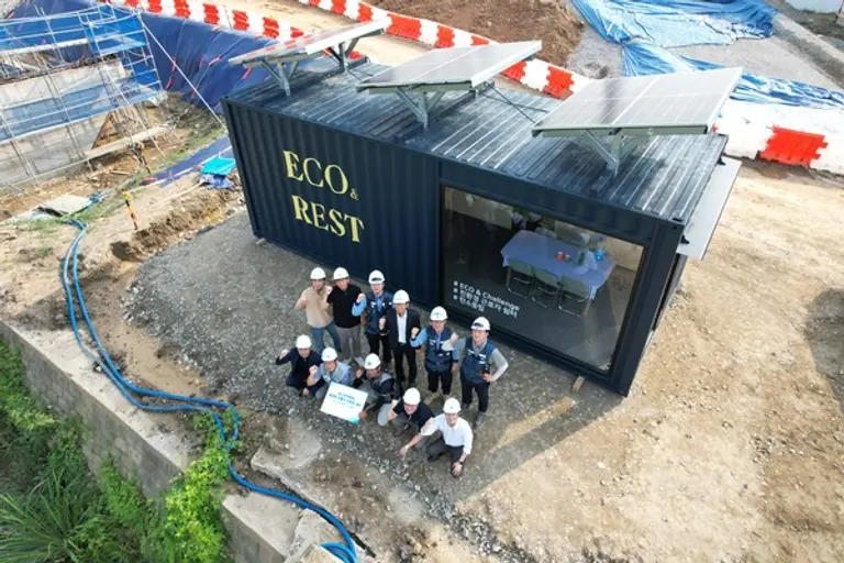 포스코이앤씨가 현장 온실가스 감축을 위해 국내 최초로 개발해 운영하고 있는 태양광 이동식 근로자 쉼터 (사진제공. 포스코이앤씨)