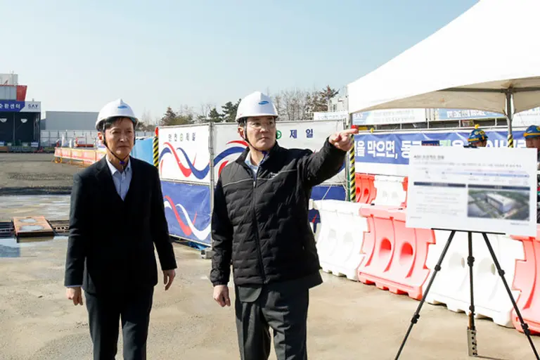 삼성바이오로직스 인천사업장을 찾은 이재용 회장이 ADC(Antibody-drug conjugate, 항체-약물 접합체) 제조시설 건설 현장을 살펴보고 있다