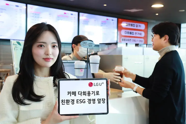LG유플러스 용산사옥 카페에서 직원이 다회용기에 담긴 커피를 구매하고 수거함에 반납하는 모습