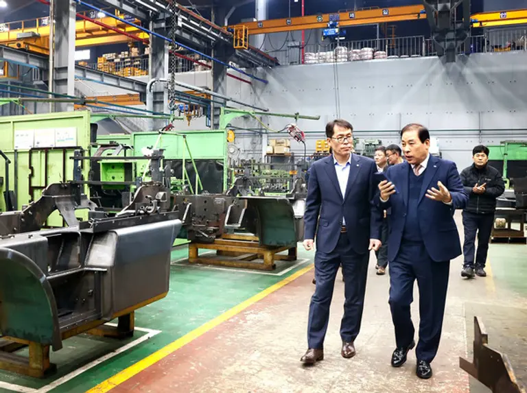 김성태 IBK기업은행장(왼쪽)이 20일 인천시 남동국가산업단지에 위치한 중장비차량 부품업체 우진이엔지를 방문했다. 서정범 우진이엔지 대표(오른쪽)가 김성태 행장에게 작업공정을 설명하고 있다. [출처: IBK기업은행]
