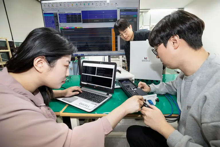 KT, 이노와이어리스 네트워크 전문가가 5G와 LTE를 동시 서비스 가능한 스몰 셀 성능을 확인하고 있다.