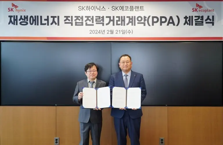 배성준 SK에코플랜트 에너지사업단장(오른쪽)과 이병래 SK하이닉스 부사장이 직접전력거래계약을 체결했다. (사진제공. SK에코플랜트)