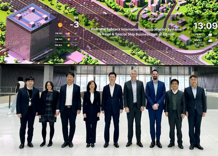 HD현대중공업 주원호 특수선사업대표(왼쪽 다섯 번째)와 밥콕 미션시스템 사업 닐 마이젤 최고기업업무책임자(오른쪽 네 번째) 등 양사 관계자들이 최근 경기도 성남의 HD현대 글로벌R&D센터에서 협력 방안을 논의했다.