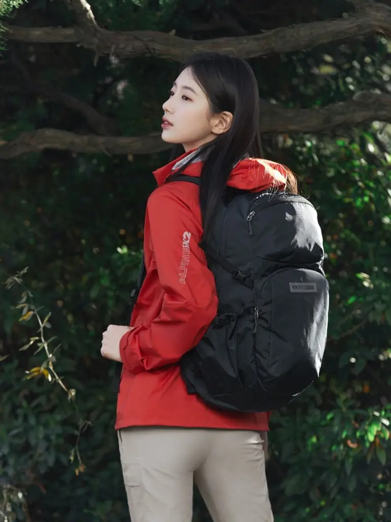 등산복 카람코람 자켓을 입은 수지 (사진제공. K2)